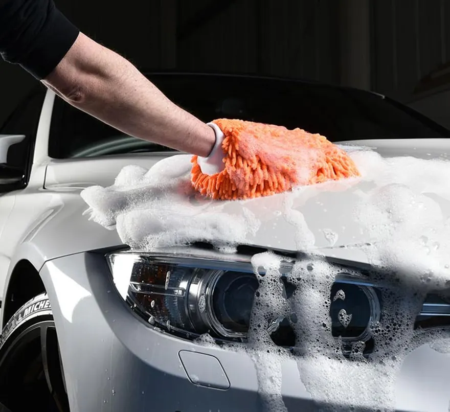 Lavage d'une carrosserie blanche à la mousse active, au gant microfibre