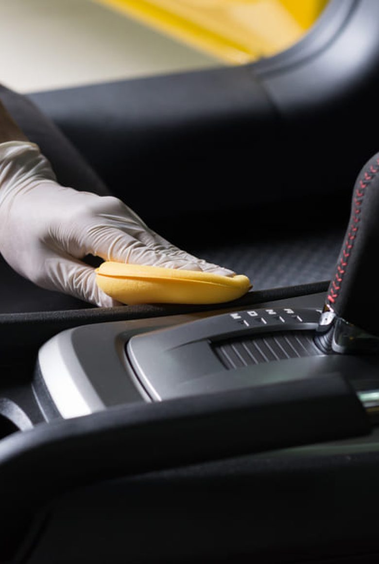 Nettoyage de l'intérieur d'une voiture, console centrale traitée à la microfibre